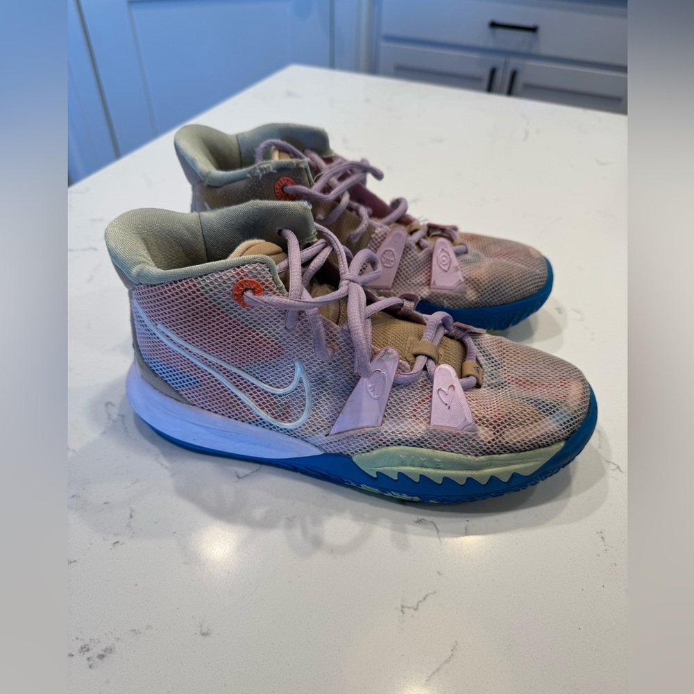 NIKE KYRIE 7 EP 1 WORLD 1 PEOPLE SNEAKERS Youth 4.5Y